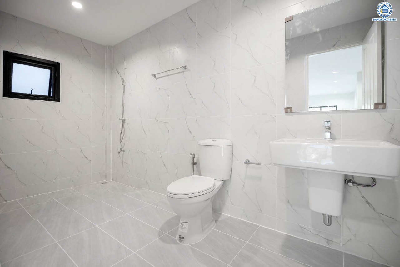 บ้านมือสองตกแต่งใหม่ โครงการ บูรพาวิลล่า3 บรมราชชนนี เนื้อที่ 60 ตร.ว. ฟังก์ชันครบ 4 ห้องนอน 3 ห้องน้ำ 1 ห้องอเนกประสงค์ 2 ที่จอดรถ บ้านสวยสภาพดี พร้อมเข้าอยู่ บนทำเลศักยภาพเข้า-ออกได้หลายเส้นทาง ใกล้รถไฟฟ้าสายสีน้ำเงิน "สถานีไฟฉาย" และทางด่วน "ศรีรัช"